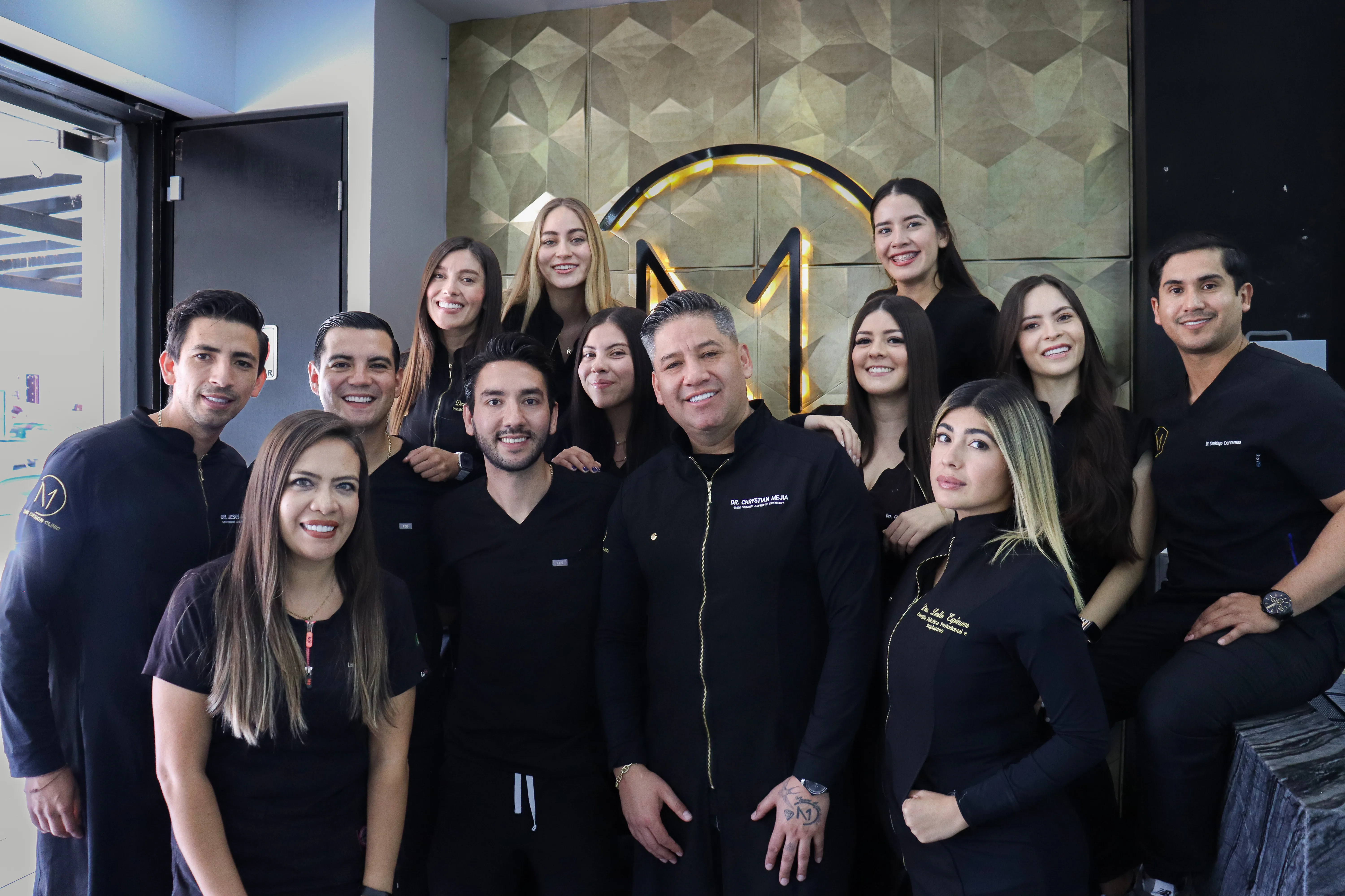 Equipo médico de especialistas de Smile Design Clinic en sesión de fotos profesional