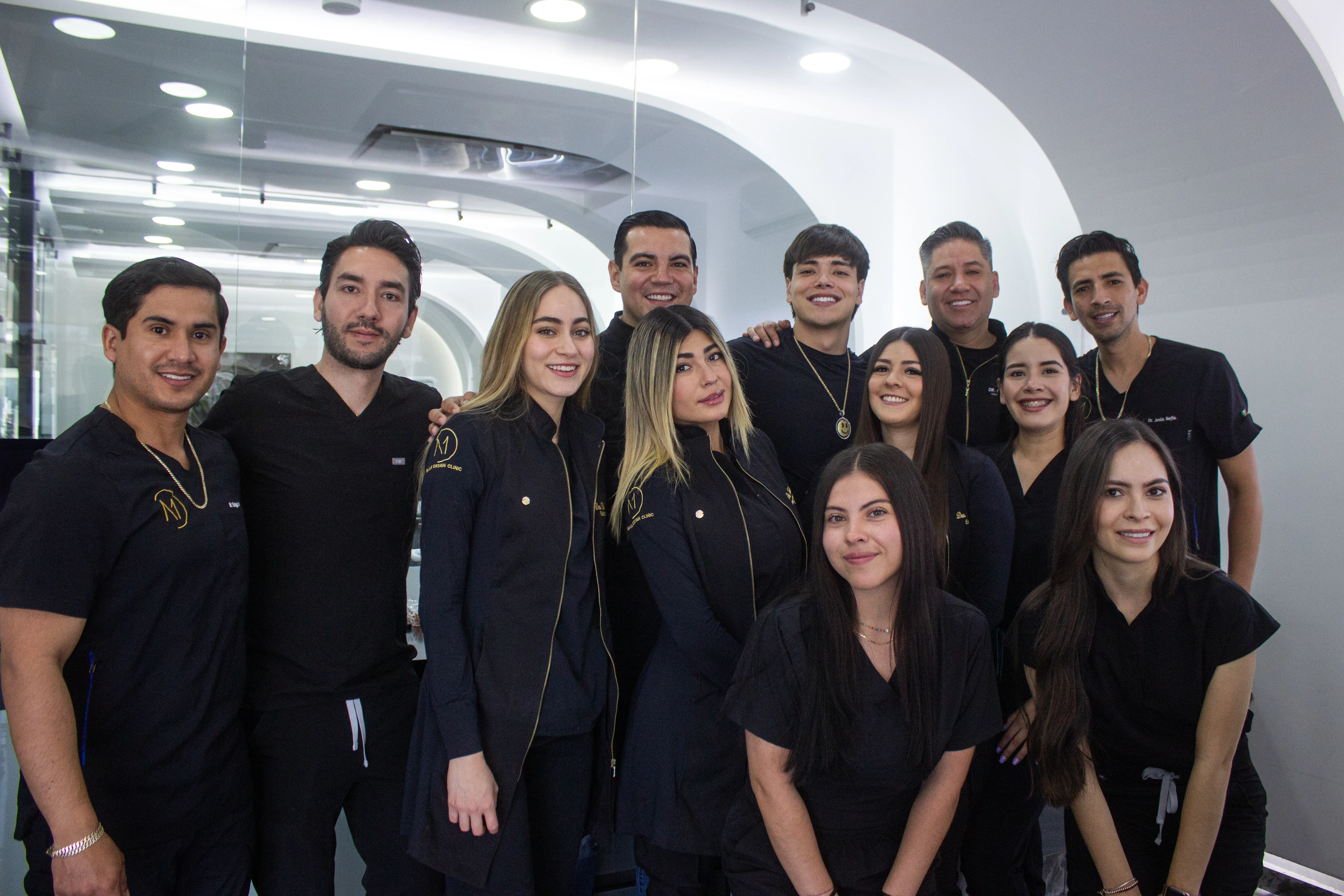 Doctores y especialistas de Smile Design Clinic en retrato grupal editorial